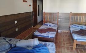 QUARTO COM COZINHA E CHURRASQUEIRA PARa ATÉ 7 PESSOAS A SÓ 600 METROS DA BASÍLICA